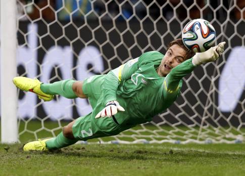 Dopo 120' senza gol, l'eroe ai rigori è Tim Krul, entrato apposta per i penalty. Reuters